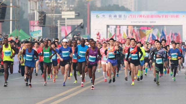 2017黄石磁湖国际半程马拉松圆满举行 逾1.2万人参赛